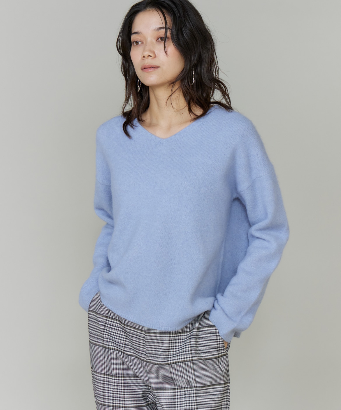 チャイニーズラクーンVネックニット｜INED（イネド）｜フランドル