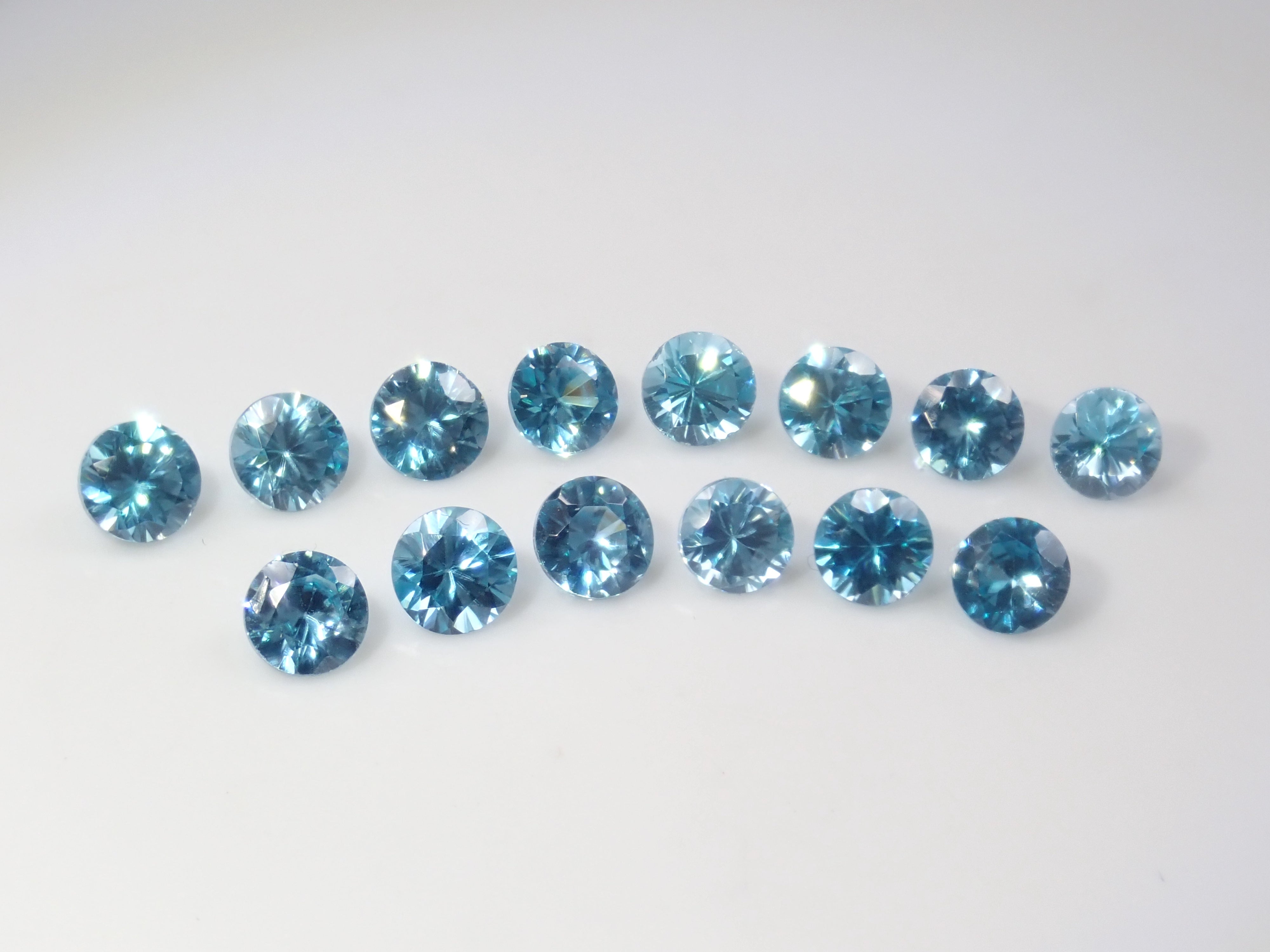 カンボジア産ラタナキリーブルージルコン1石（4mm)《複数購入割引有》