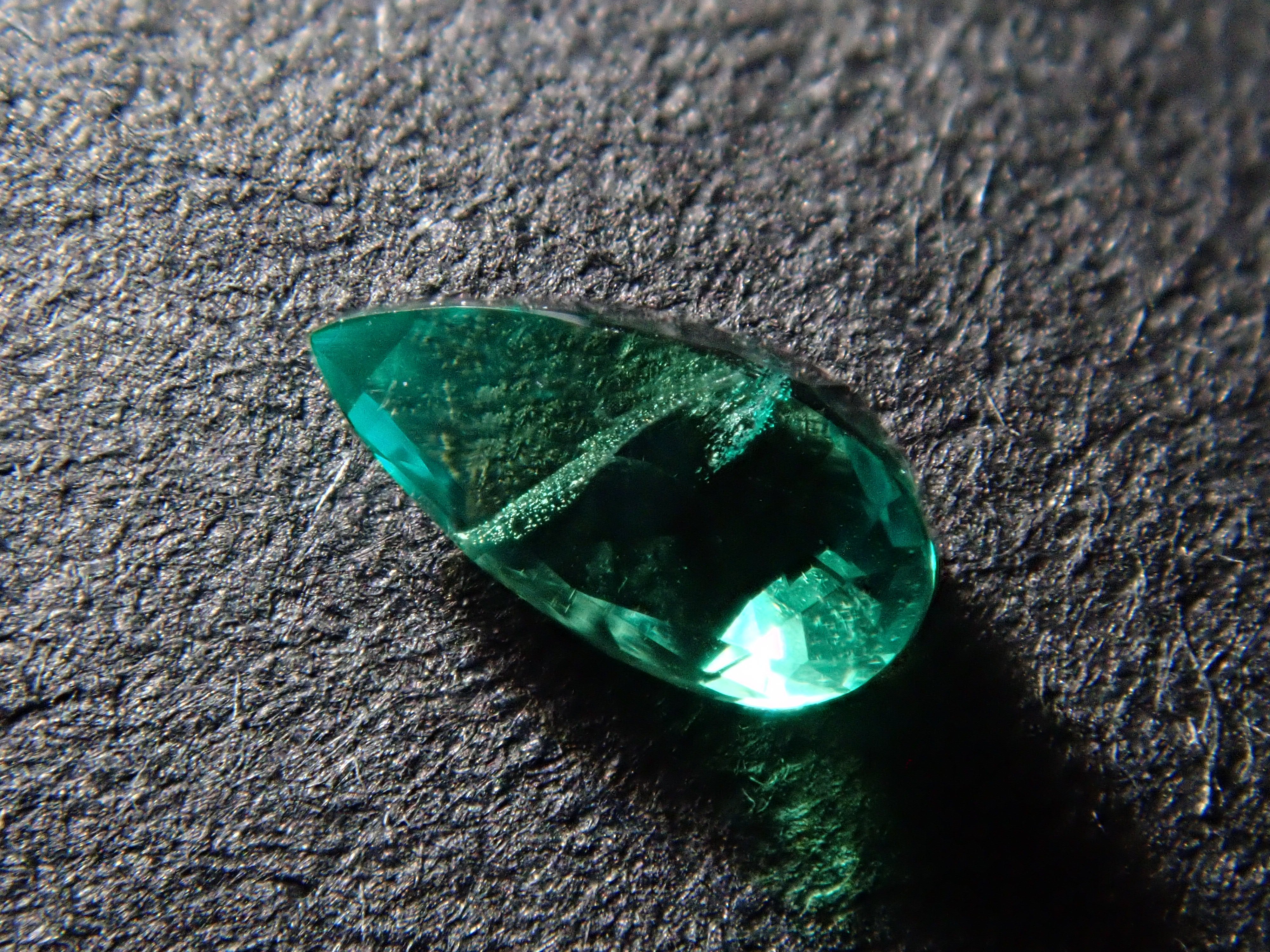 グリーンアウイナイト 0.098ctルース