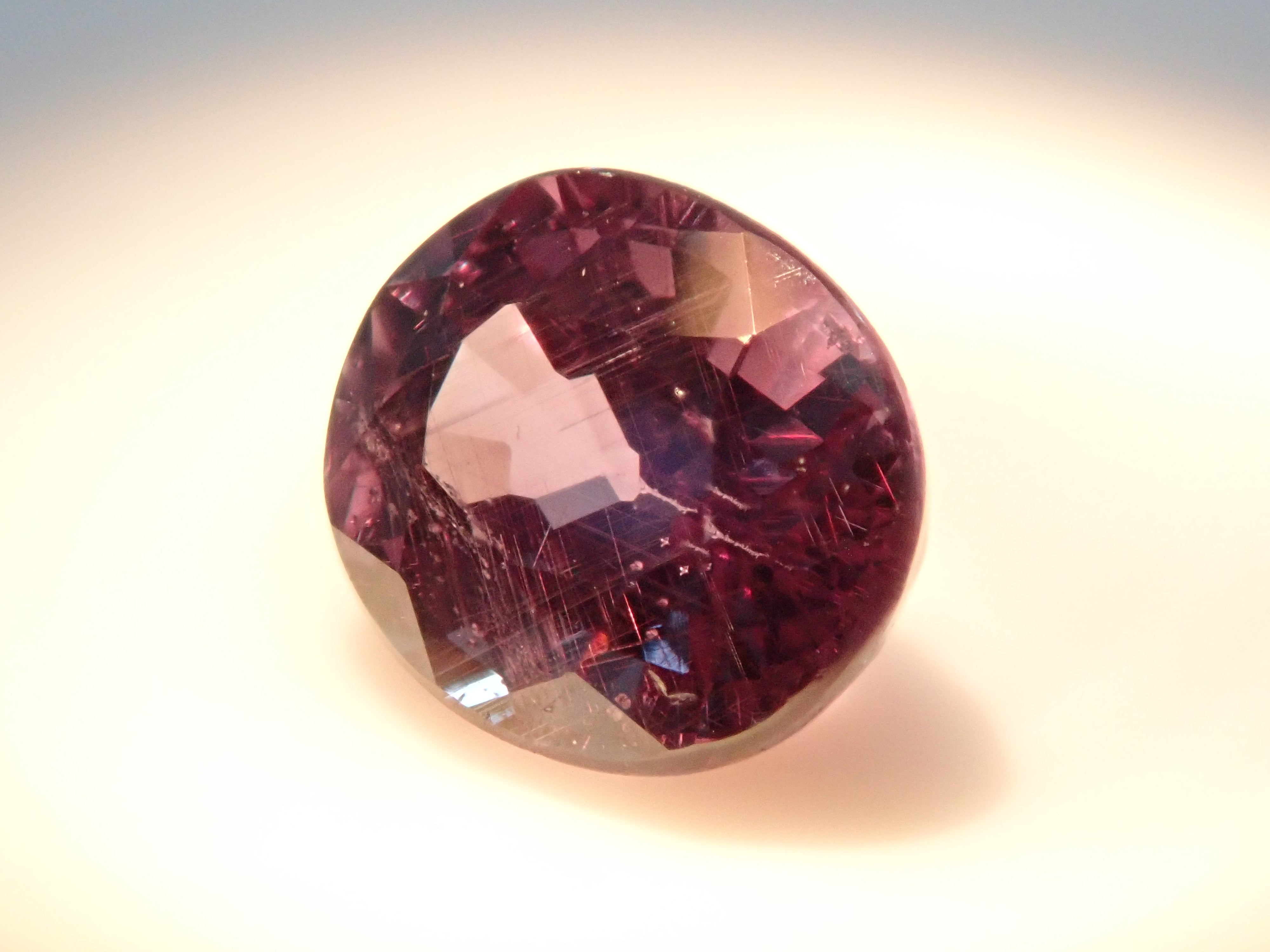 マダガスカル産ベキリーブルーガーネット（カラーチェンジガーネット