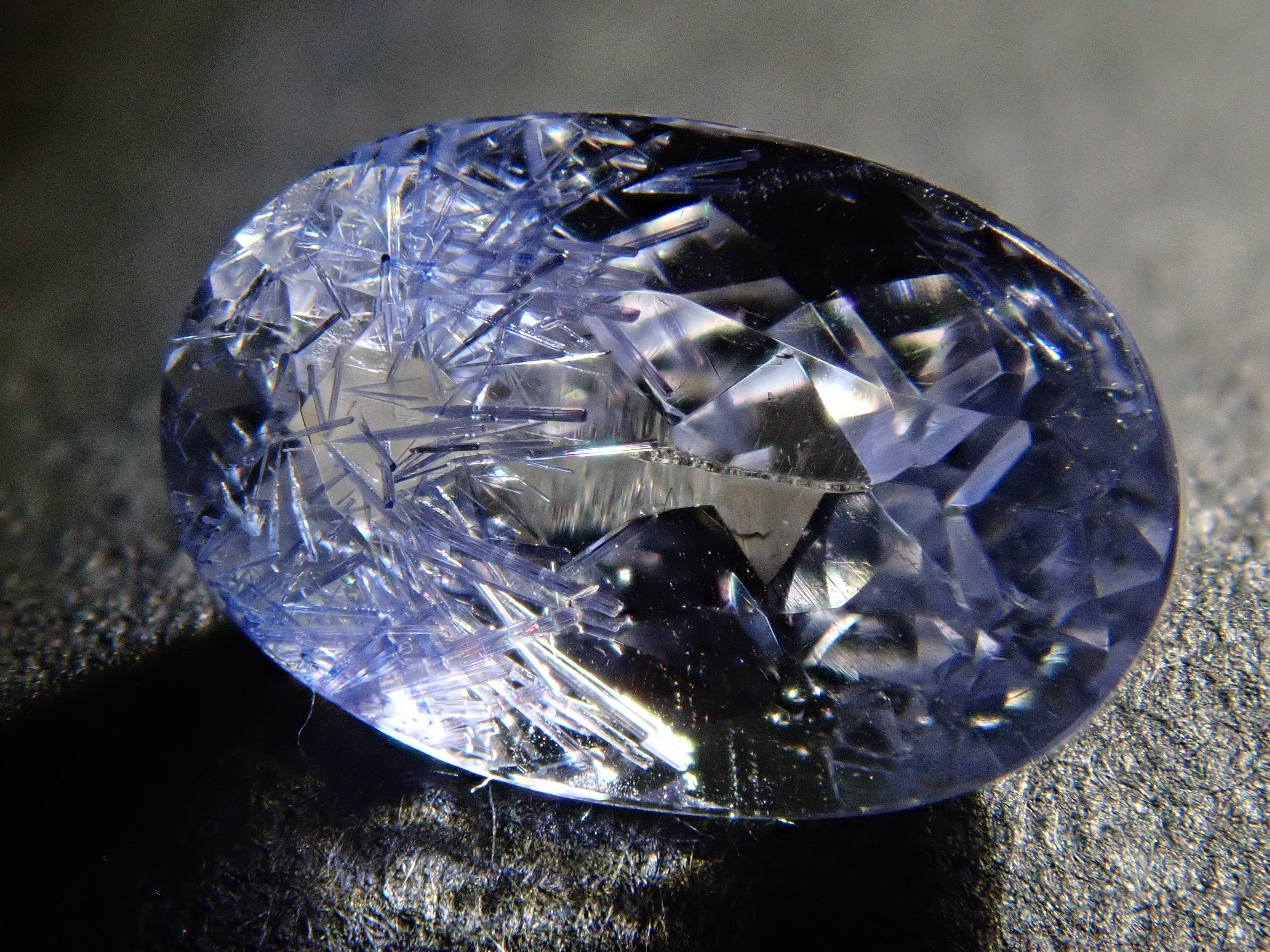 12561966掲載】ブラジル産デュモルチェライトインクォーツ 0.867ctルース