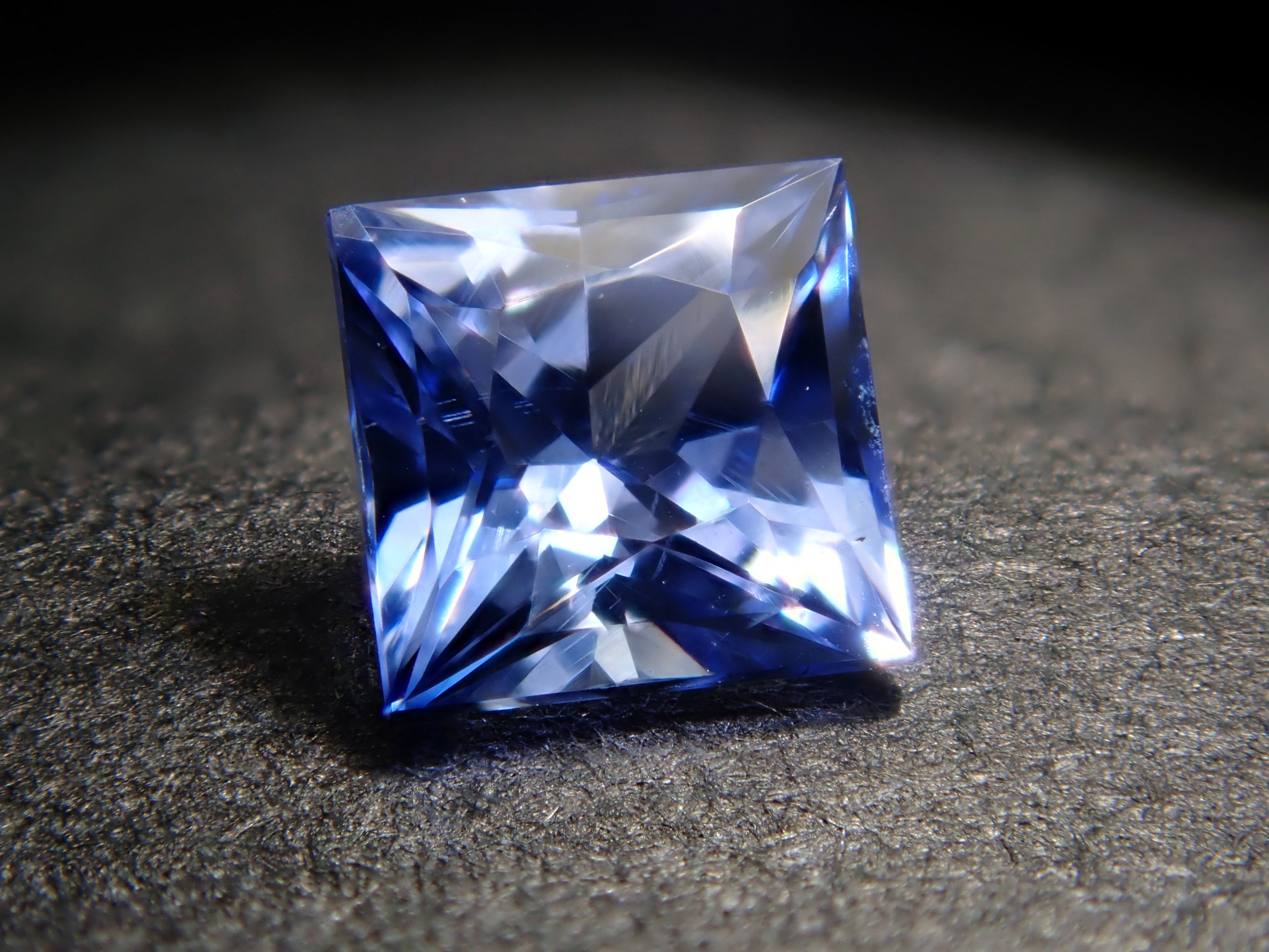 スリランカ産ブルーサファイア（アイスブルー） 0.271ctルース