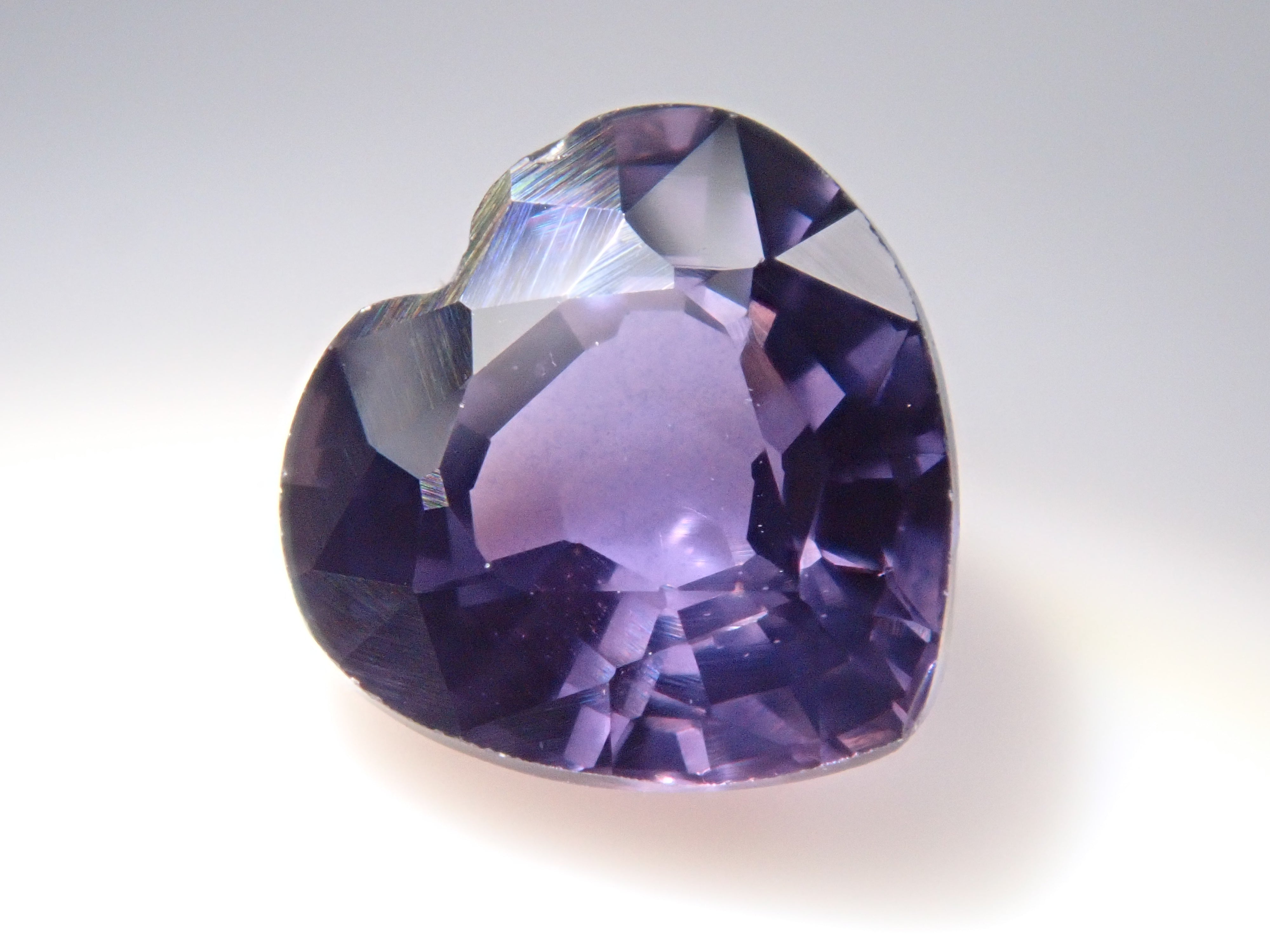 タンザニア産パープルサファイア 0.681ctルース (カラーシフト)