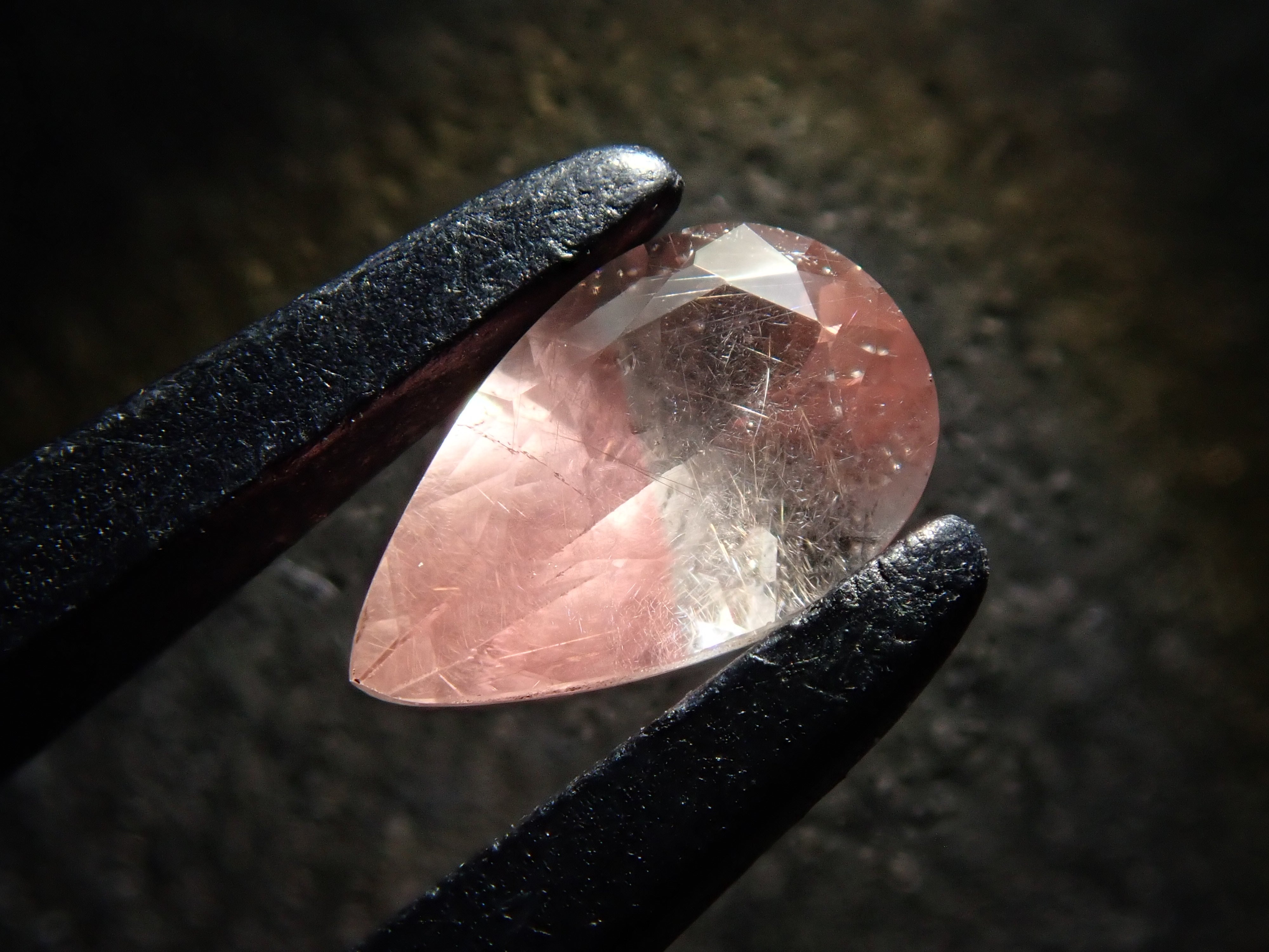 ブラジル産バイカラーピンクユークレース 0.236ctルース 日独鑑