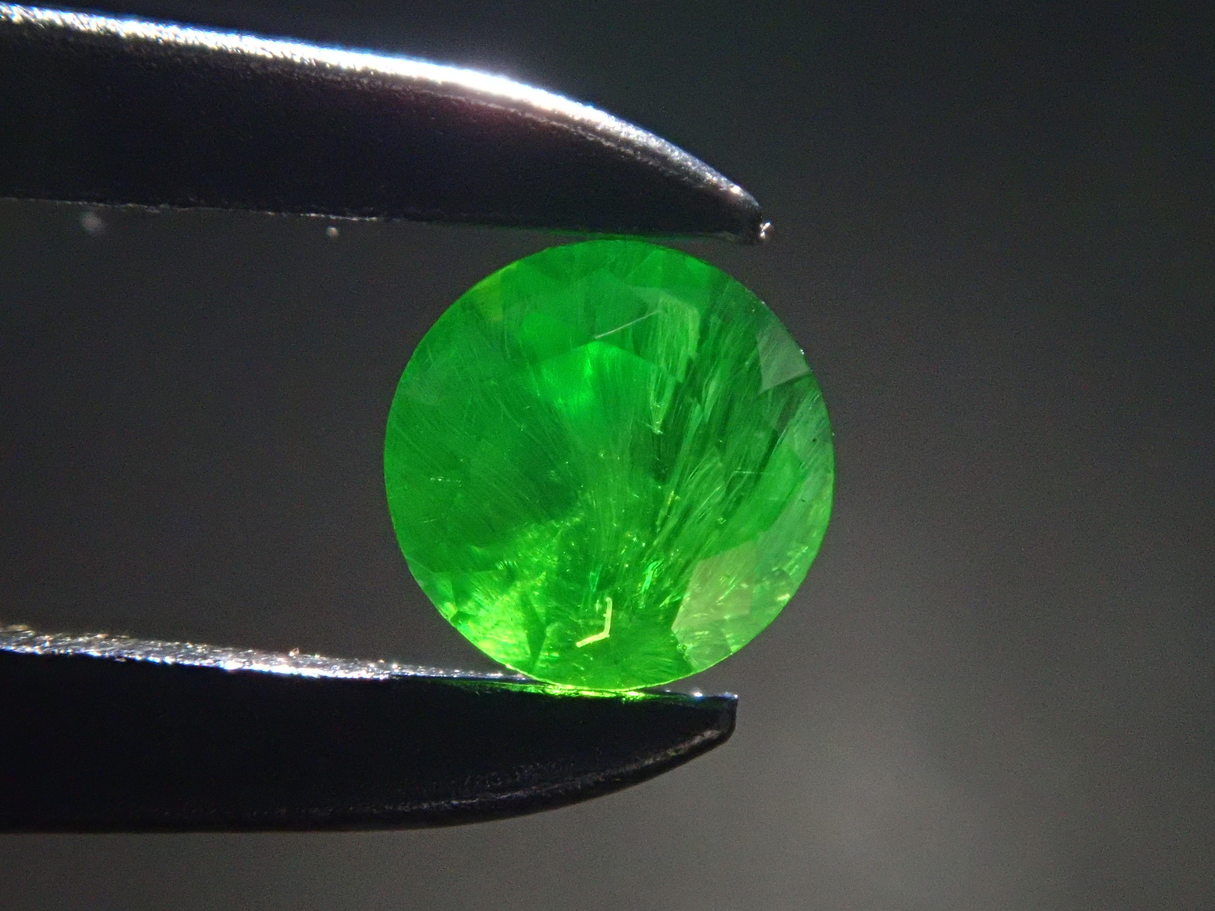 ロシア産デマントイドガーネット（ホーステール認む） 3mm/0.165ctルース