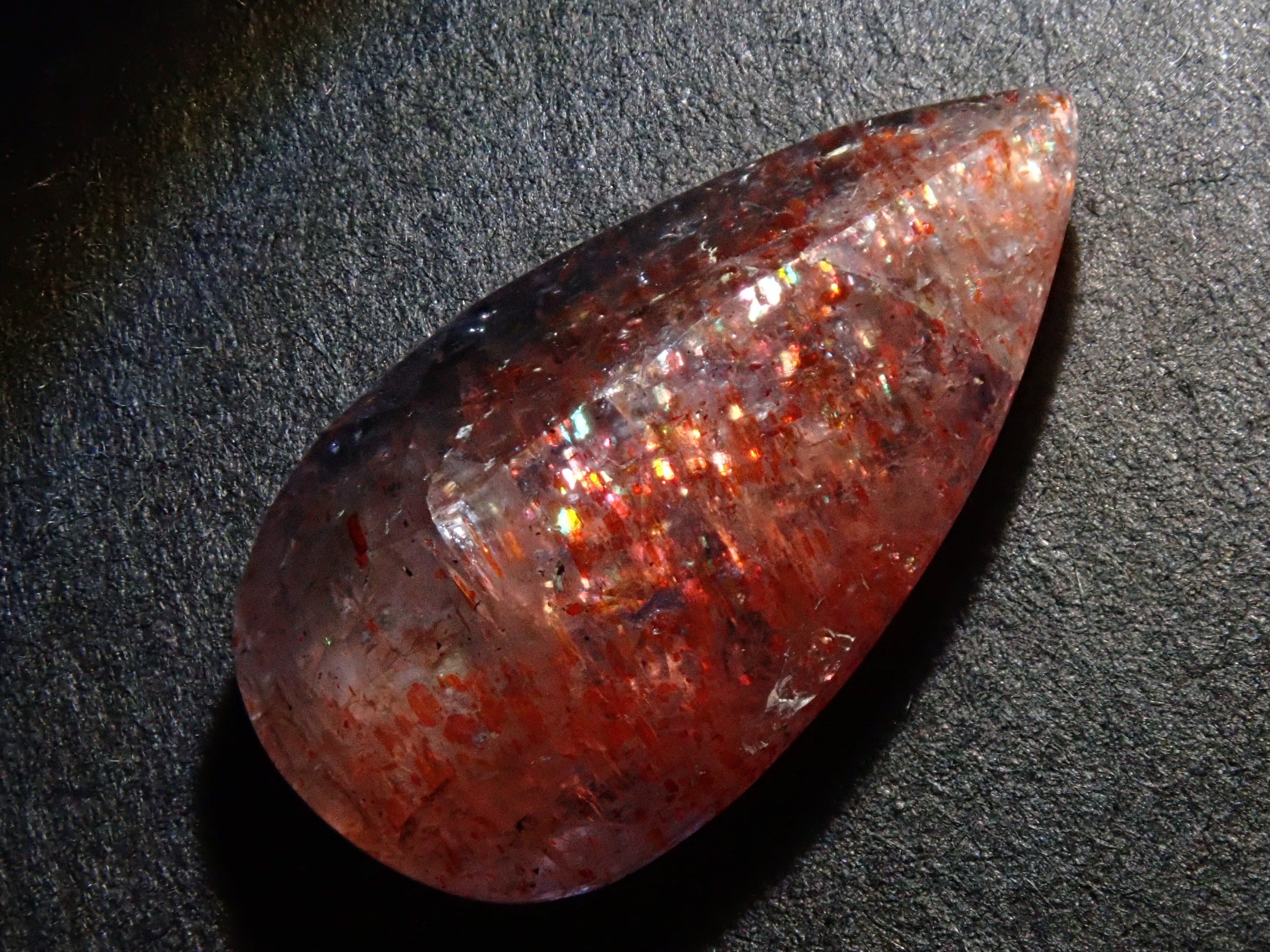 インド産ブラッドショットアイオライトサンストーン 3.740ctルース