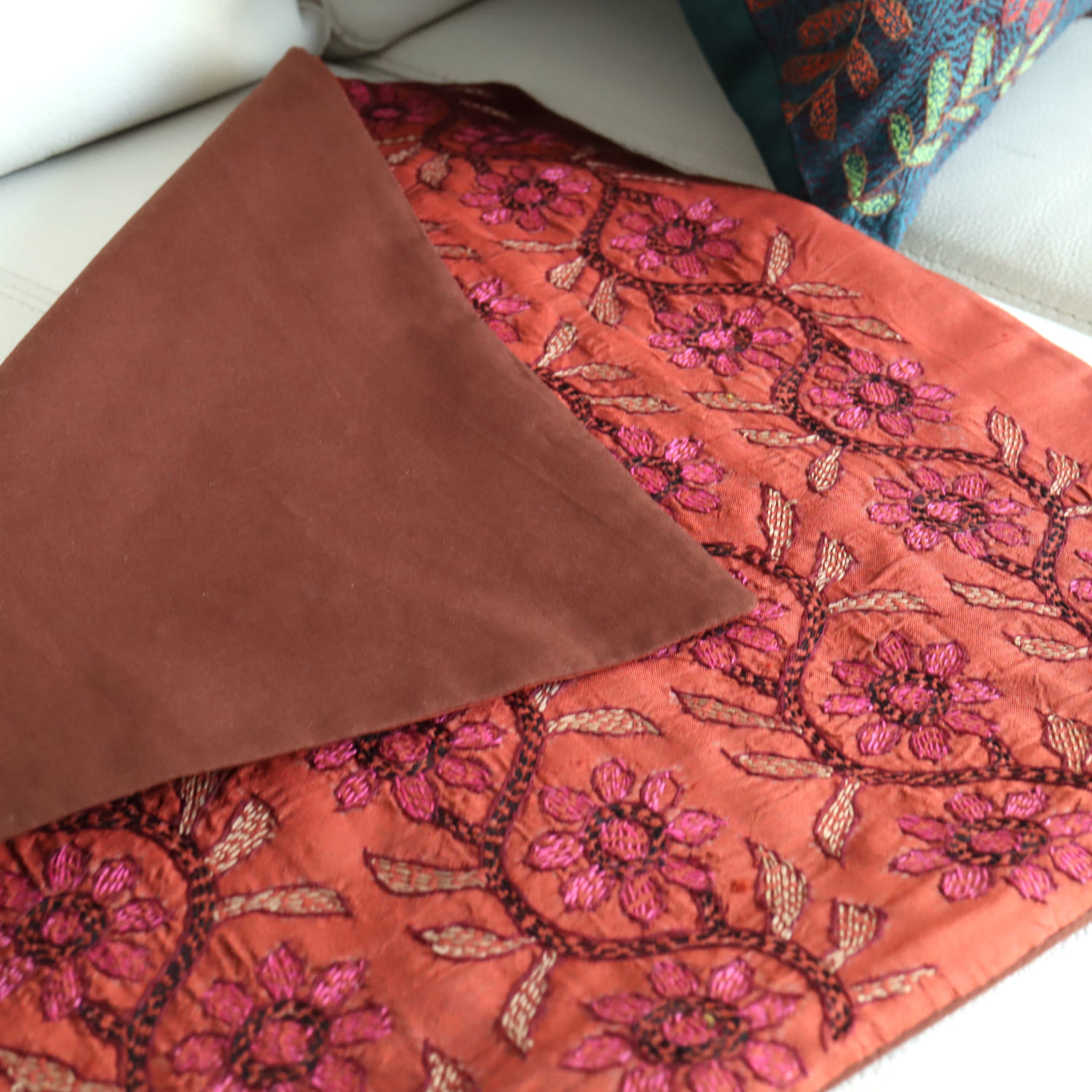 キリムスタイル / カンタ刺繍 シルク クッションカバー38×38cm レンガ