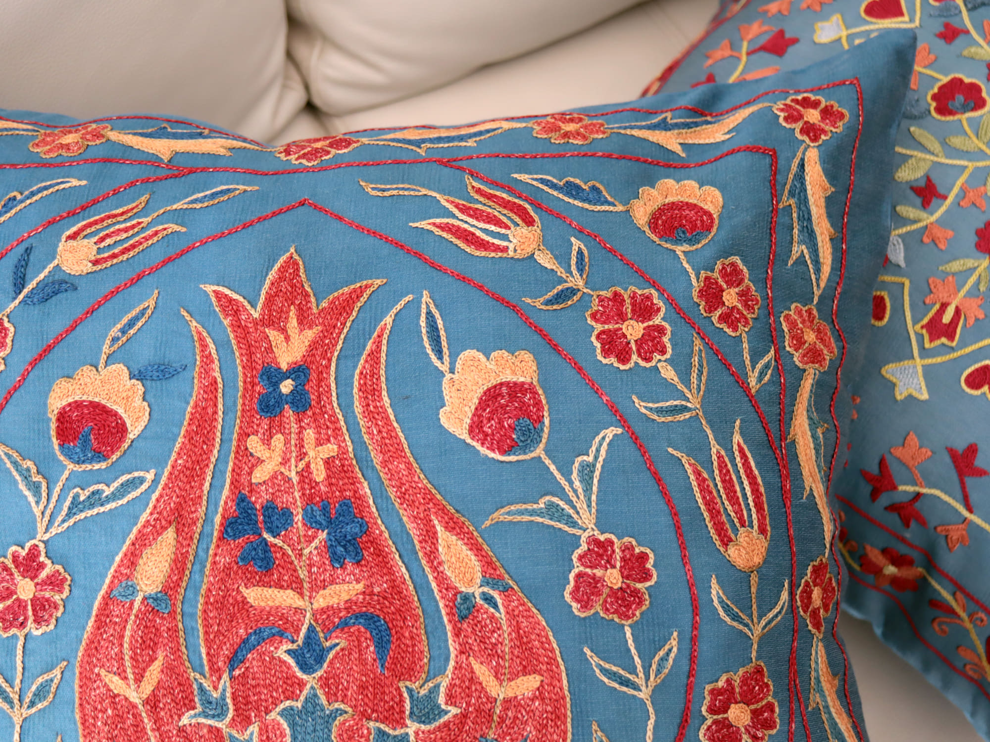 キリムスタイル / クッションカバー 50cm シルク スザンニ刺繍48×48cm