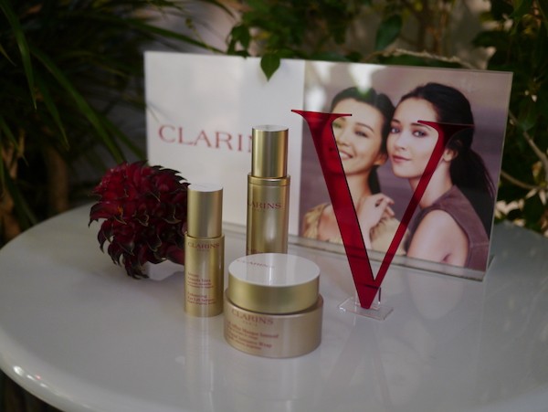 たるみ肌が一瞬で解決！？感動モノのクラランス「トータル V セラム