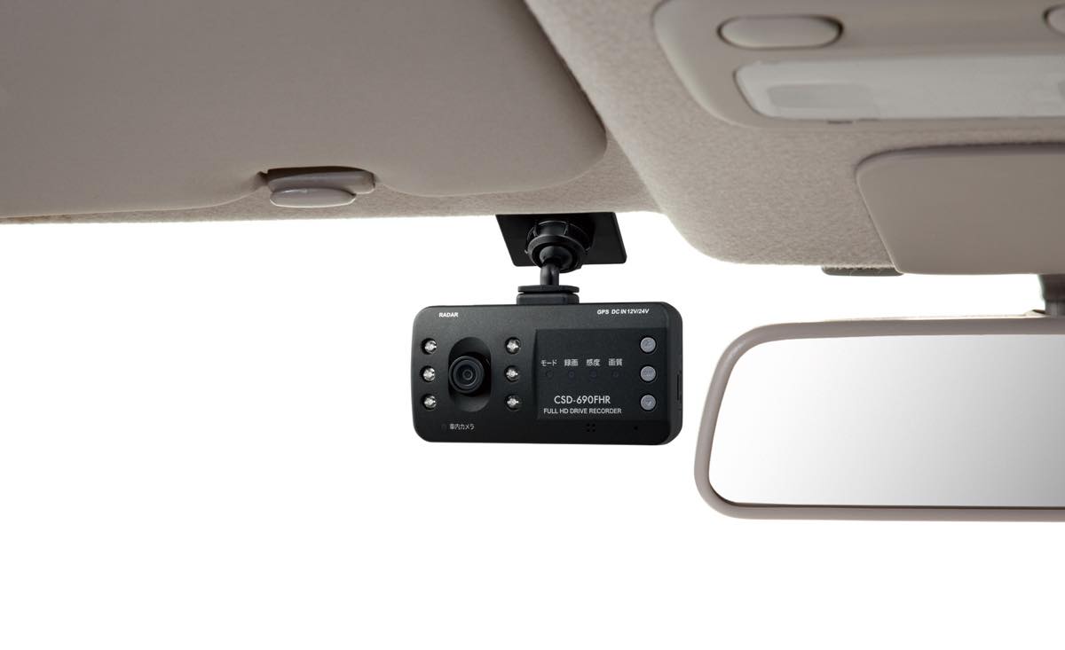 前方だけでなく後方も撮れるドライブレコーダーで万全を期す