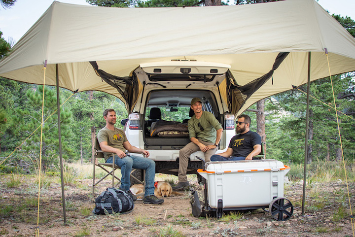 蚊帳も兼ねるクルマ接続型のタープは夏に必要でしょ！ | GoodsPress Web