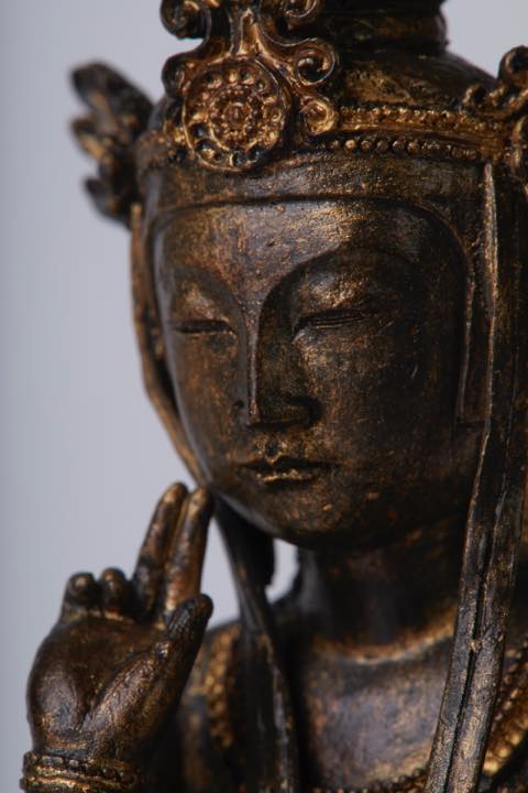 華やかな装飾を纏った弥勒菩薩像が手のひらサイズになって登場