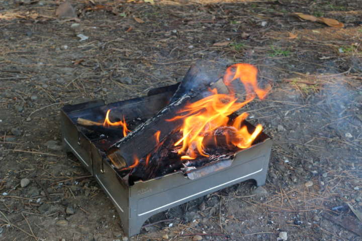 軽くて組み立て簡単な焚き火台！ウルフ＆グリズリー「ファイヤーセーフ