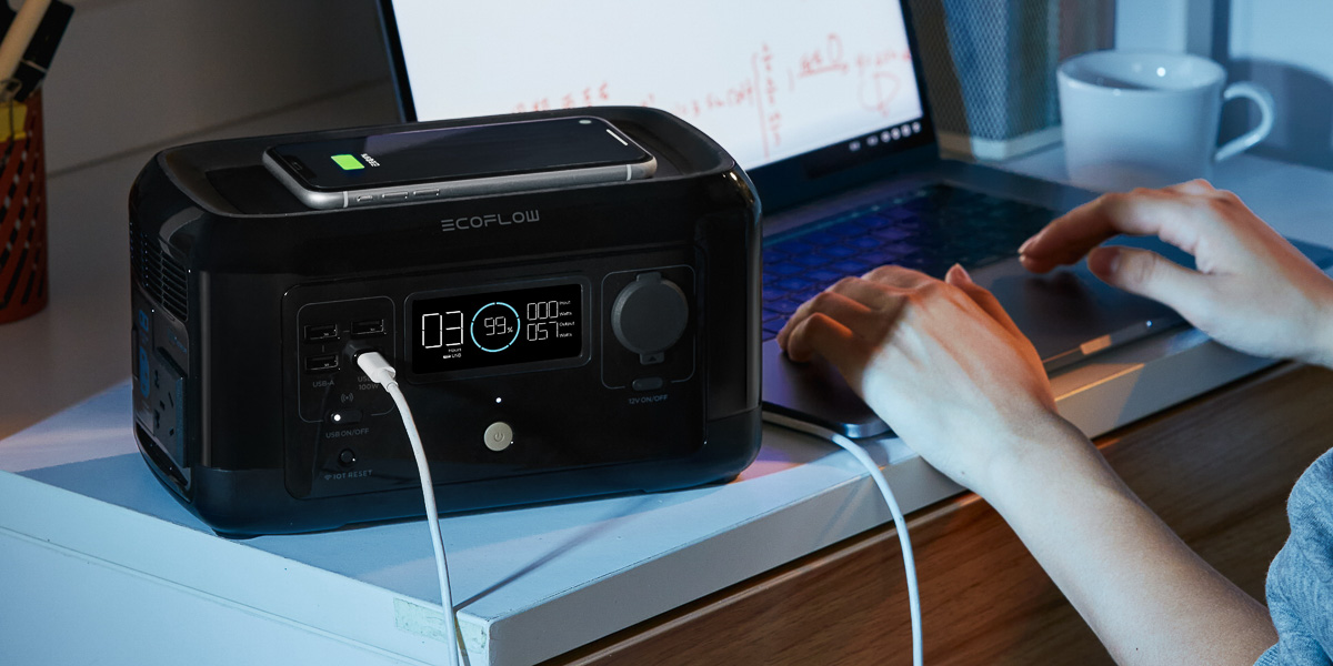 ワイヤレス充電もできる軽量ポータブル電源がお出かけにちょうどいい