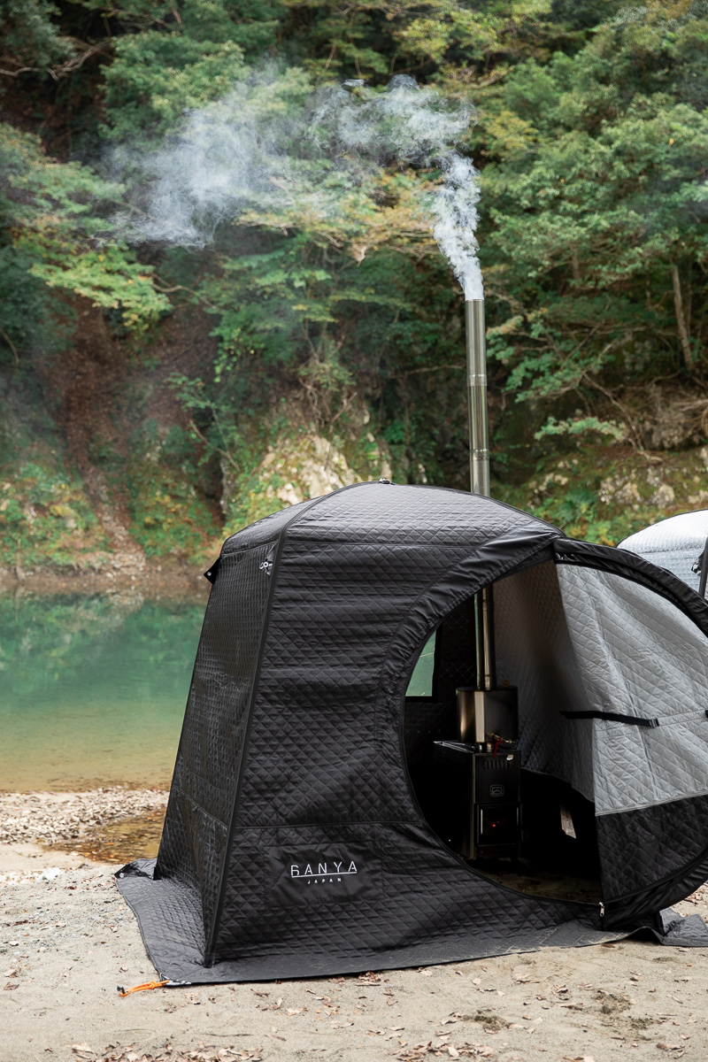 最高120℃まで熱くなるロシアのテントサウナで
