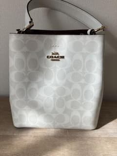 三が日限定価格】COACH ホワイト ロゴプリント ハンドバッグ - メルカリ