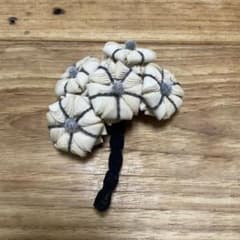 ミナペルホネン正規品 cloud berry ecru ブローチ - メルカリ