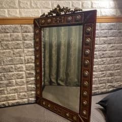 装飾的な壁掛け鏡 大きめ フランスルイススタイルの鏡です