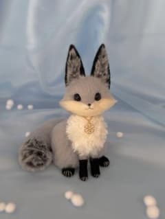 ふわふわギンギツネちゃん ハンドメイド 羊毛フェルト キツネ - メルカリ