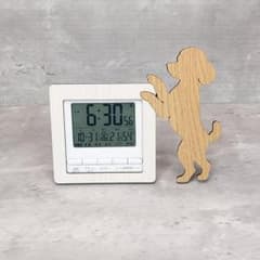 電波時計】ワンちゃんが寄り添う電波デジタル時計 ― トイプードル