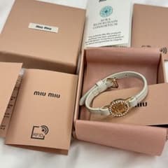 新品】 miumiu マドラスレザー ブレスレット ラインストーン 白 - メルカリ
