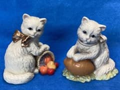 レノックス フルーツバスケット、ボールを抱く陶器製 白い猫の置物 2体