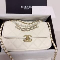 CHANEL キルティングショルダーバッグパールチェーン ロゴノベルティ