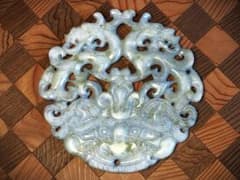 中国骨董翡翠 】 双龍饕餮文 地透かし容彫り 佩玉/古玉/和田玉 - メルカリ