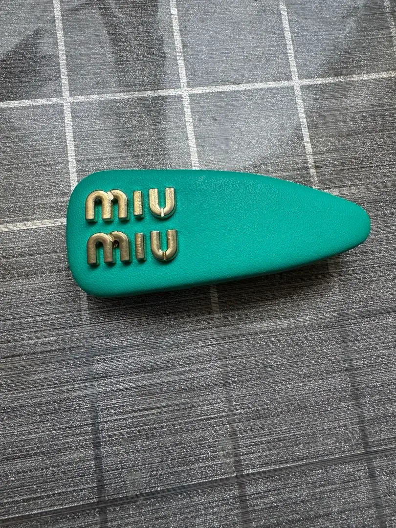 miu miu グリーン ヘアピンヘアクリップ緑エナメル