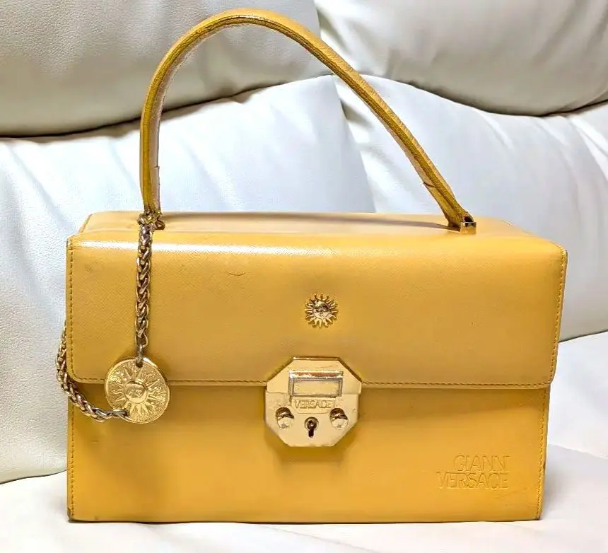 2026年最新】ジャンニヴェルサーチ バニティの人気アイテム - メルカリ