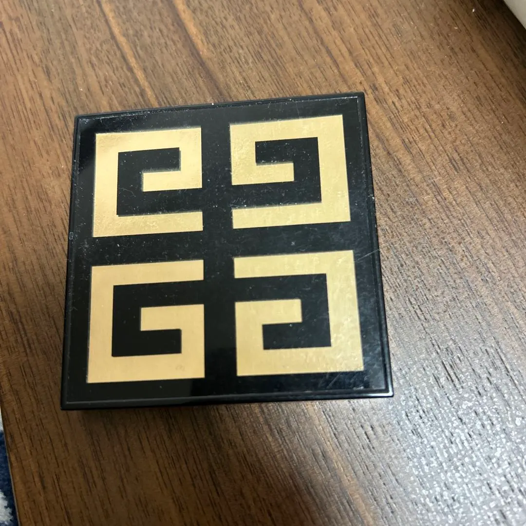 2026年最新】GIVENCHYコンパクトミラーの人気アイテム - メルカリ