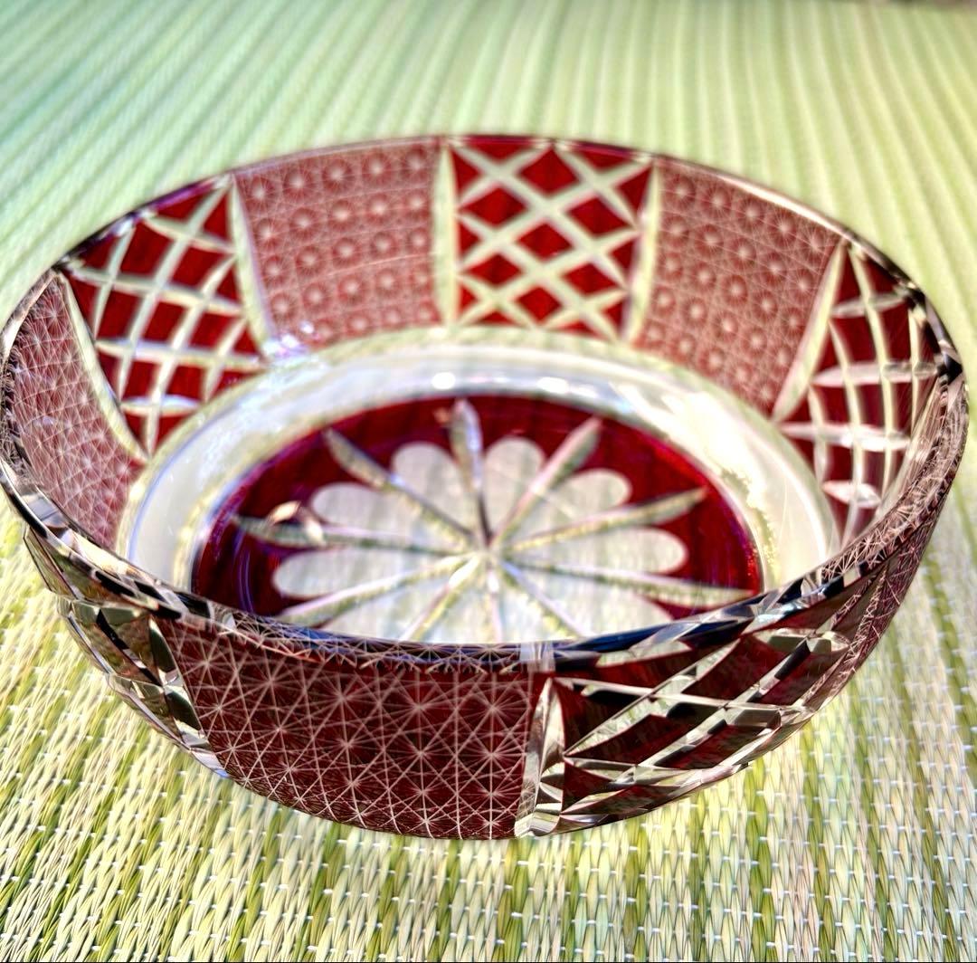 華硝　江戸切子　鉢　中鉢　飾り皿　糸菊つなぎ紋様　赤色カットガラスボウル