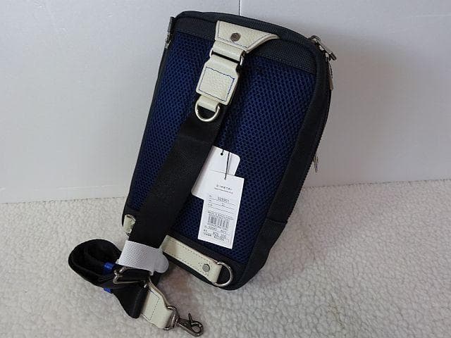 【新品/本物】LANVIN en Bleu　 ボディバッグ/紺　￥25,300