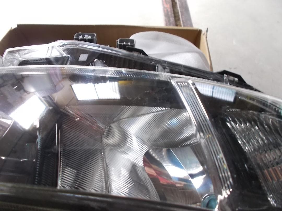 DAA-ZWR80W ヴォクシー右ヘッドランプユニット