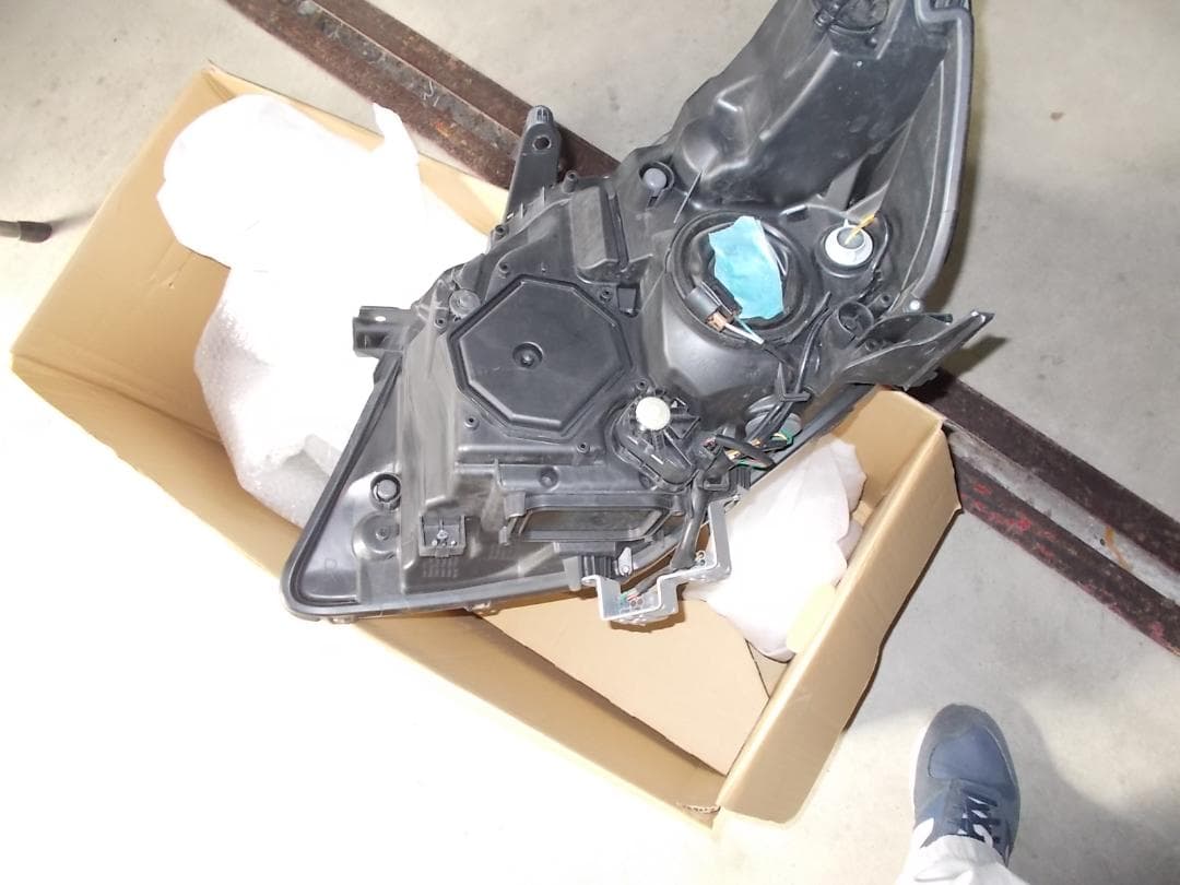 DAA-ZWR80W ヴォクシー右ヘッドランプユニット