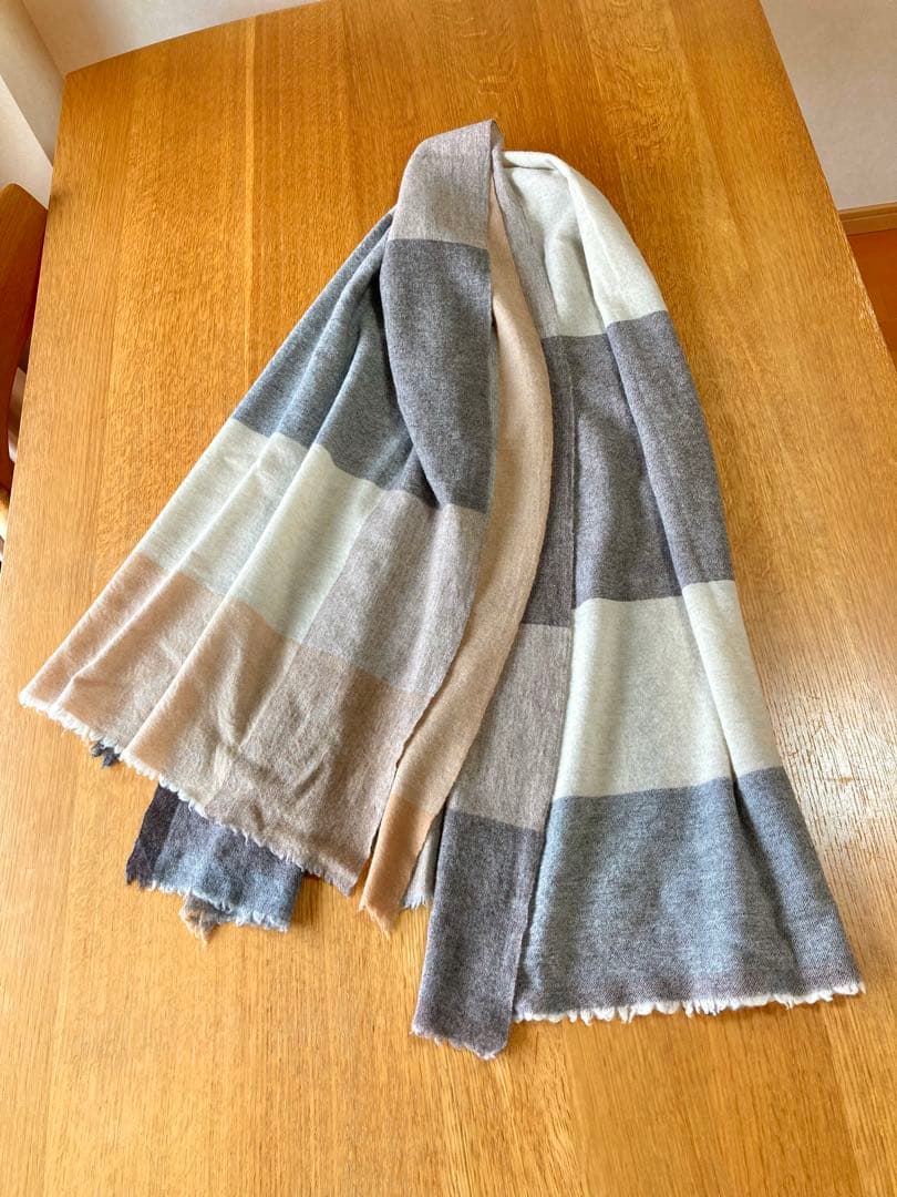 ババグーリ　腕が通せて羽織りにもなるストールマフラー　ヨーガンレール