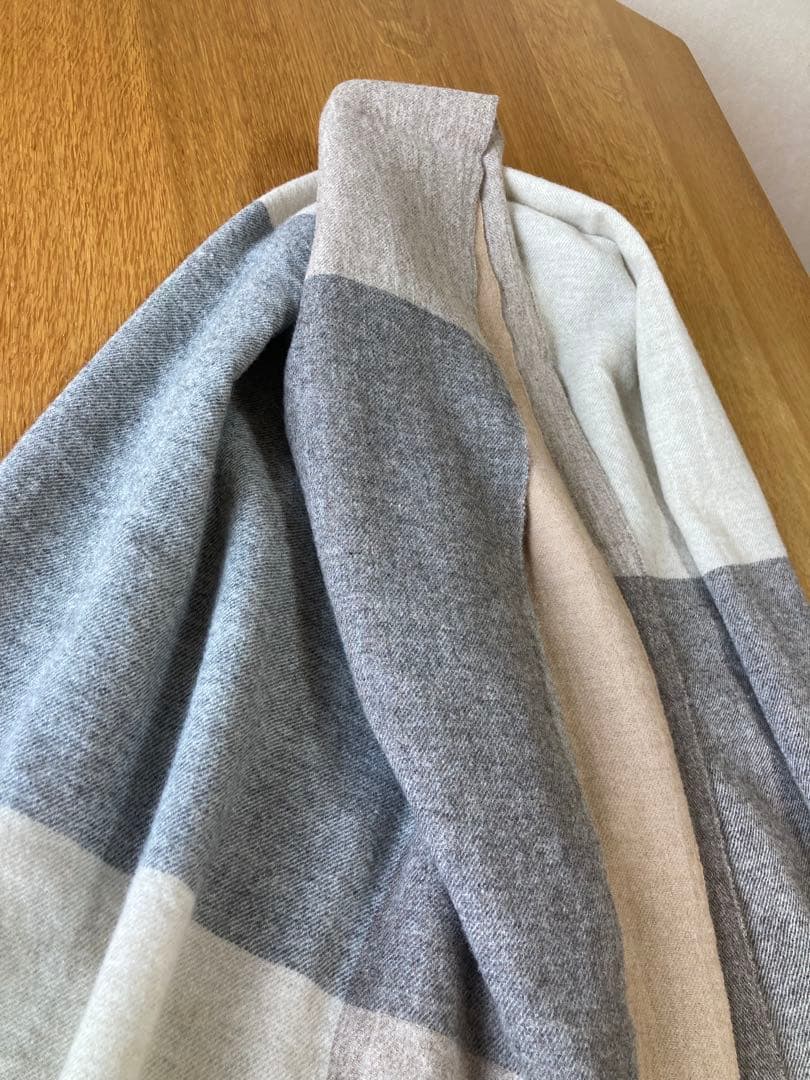 ババグーリ　腕が通せて羽織りにもなるストールマフラー　ヨーガンレール