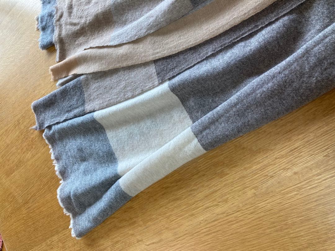 ババグーリ　腕が通せて羽織りにもなるストールマフラー　ヨーガンレール