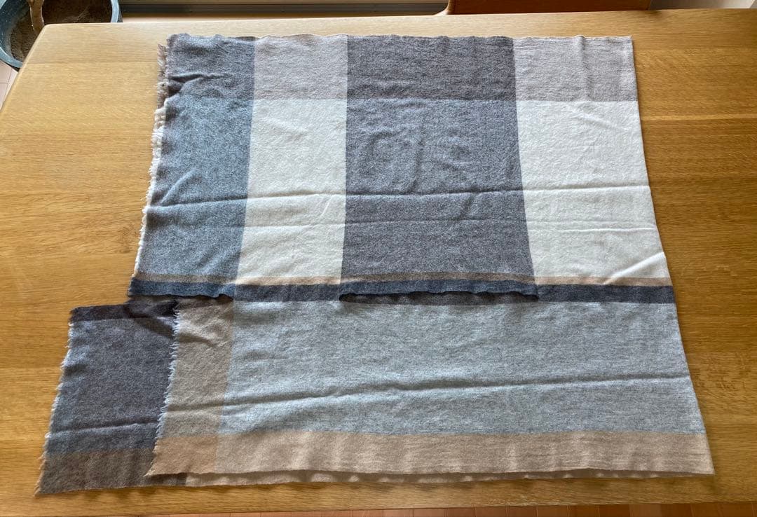 ババグーリ　腕が通せて羽織りにもなるストールマフラー　ヨーガンレール