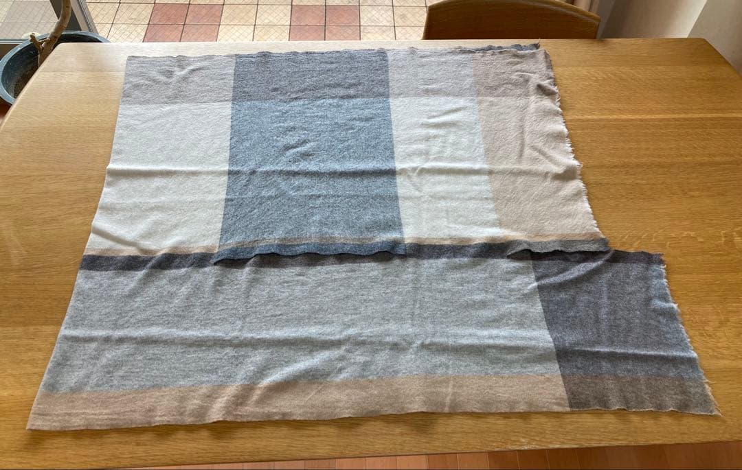 ババグーリ　腕が通せて羽織りにもなるストールマフラー　ヨーガンレール