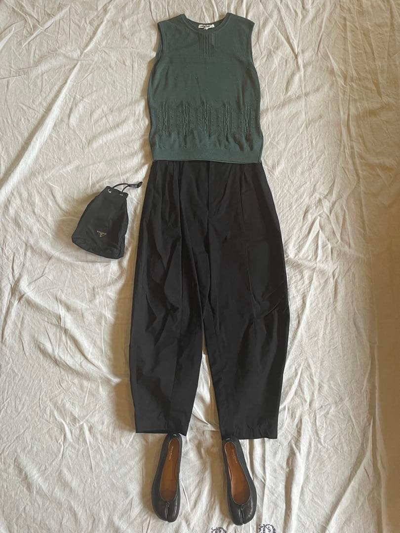 新品　ミナペルホネン　 choucho タックテーパード　パンツ　黒