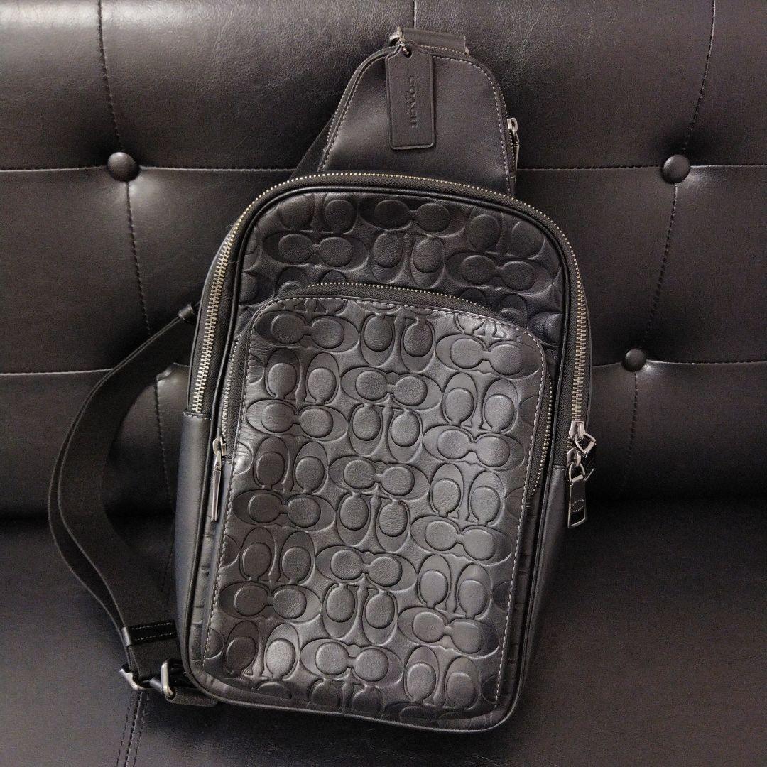 美品Coachブラック ボディバッグレザーエンボス加工コーチ　ショルダー斜め掛け