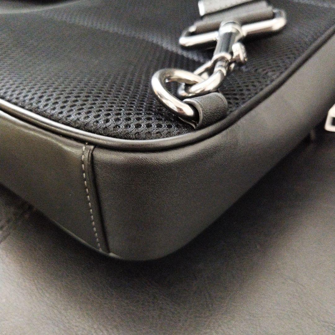 美品Coachブラック ボディバッグレザーエンボス加工コーチ　ショルダー斜め掛け