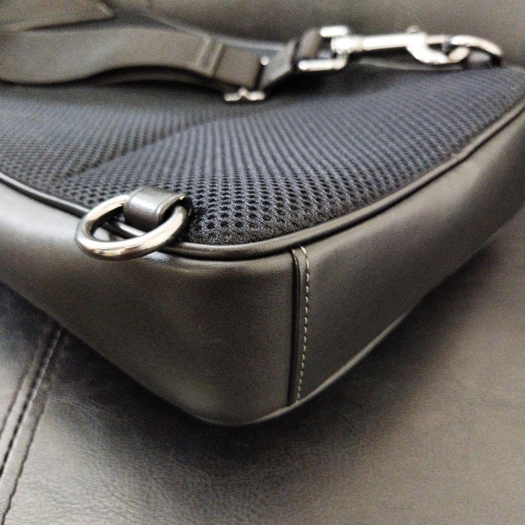 美品Coachブラック ボディバッグレザーエンボス加工コーチ　ショルダー斜め掛け