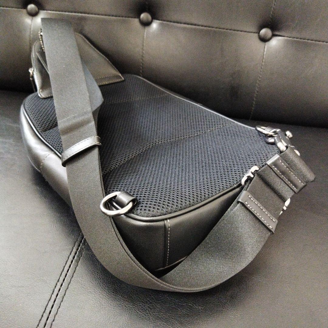 美品Coachブラック ボディバッグレザーエンボス加工コーチ　ショルダー斜め掛け