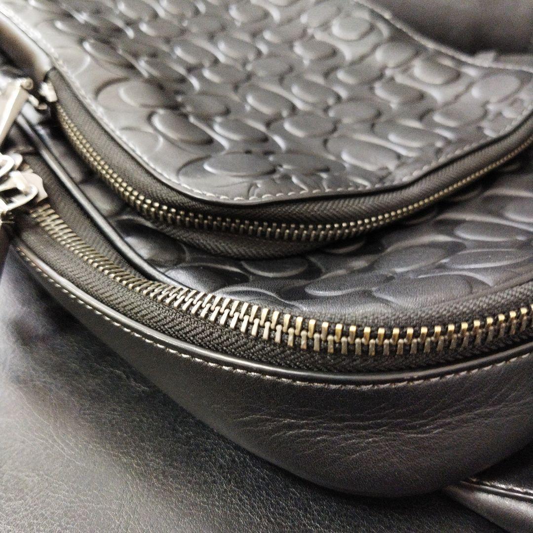 美品Coachブラック ボディバッグレザーエンボス加工コーチ　ショルダー斜め掛け