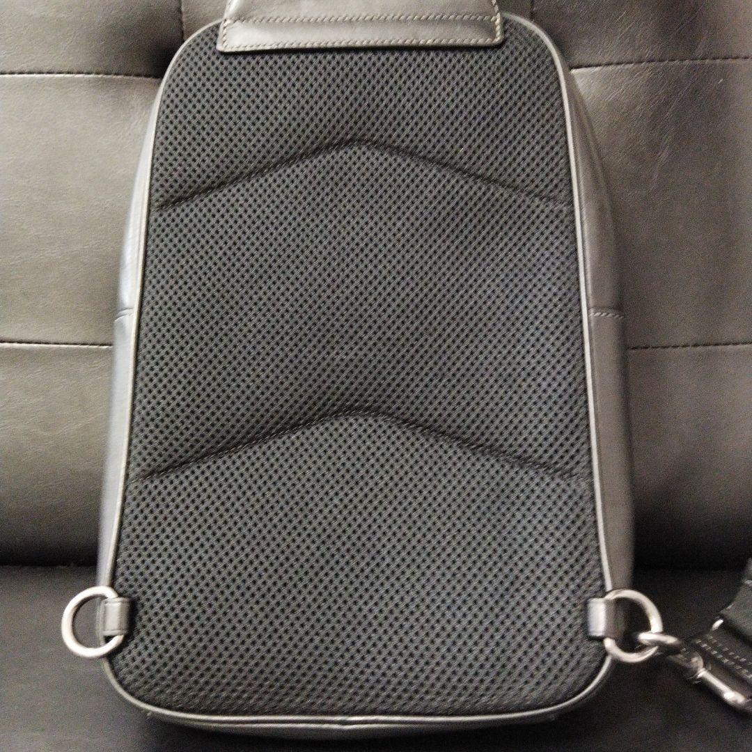 美品Coachブラック ボディバッグレザーエンボス加工コーチ　ショルダー斜め掛け