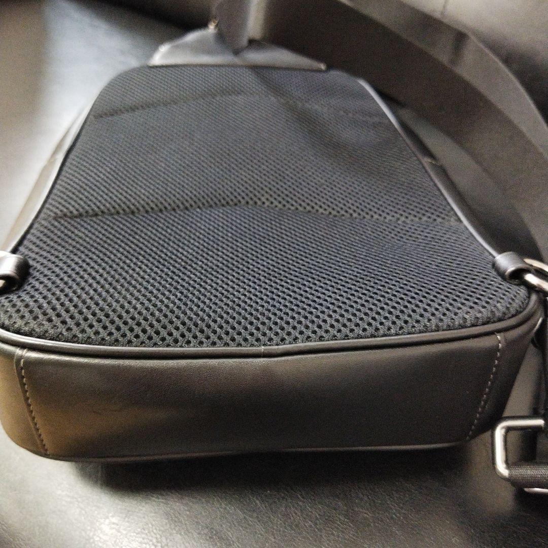 美品Coachブラック ボディバッグレザーエンボス加工コーチ　ショルダー斜め掛け