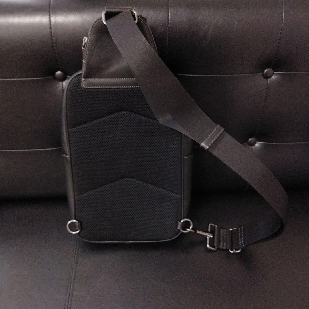 美品Coachブラック ボディバッグレザーエンボス加工コーチ　ショルダー斜め掛け