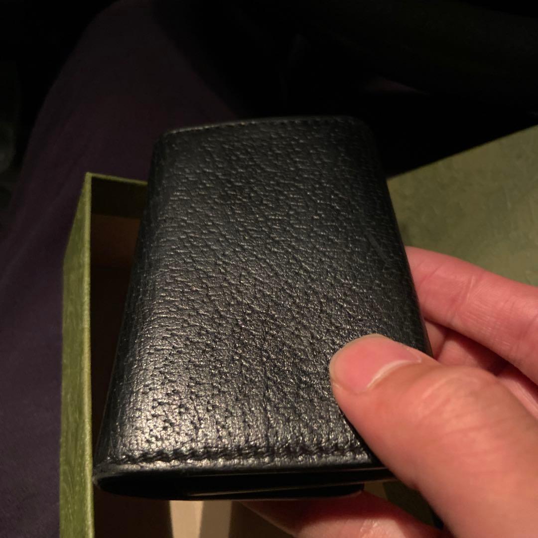 GUCCI ブラックレザーキーケース 蜂モチーフ